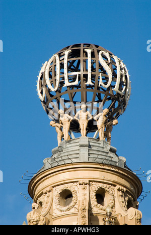 Dach & Statuen Kuppel des London Coliseum Theater Heimat der English National Opera ENO mit drehbarem Globus trägt den Theaternamen Westminster England UK Stockfoto