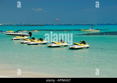 Bucht mit Jetskis in Cancun Hotel, Bundesstaat Quintana Roo, Mexiko, Nordamerika Stockfoto