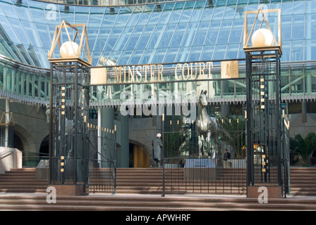 Reiterskulptur des Pferdes von Althea Wynne unter dem Vorplatz, dem Eingangsschild zum Minster Court Bürokomplex Mincing Lane City of London England UK Stockfoto