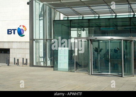 British Telecom Business Headquarters HQ Bürogebäude und Firmenlogo an der Wand neben der Drehtür zum Haupteingang in der City of London England UK Stockfoto