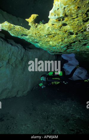 Unterwasser Taucher untersucht Höhle Tunnel dramatische Florida Süßwasser Frühling Tauchen Stockfoto