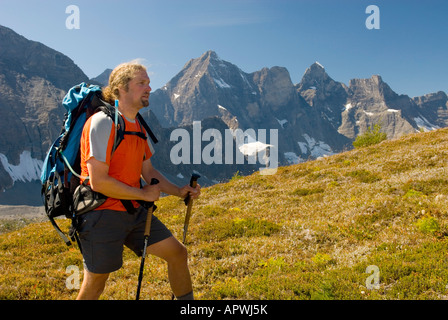 Wanderer am Goodsir Pass Mount Goodsir 3567m 11 703 im Hintergrund Kootenay Nationalpark in British Columbia Kanada Stockfoto