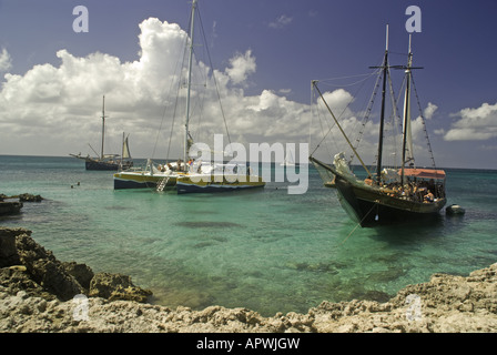 Schnorchel Kreuzfahrt Boote Malmok am Westufer der Insel Aruba Stockfoto