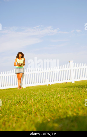 Junge Frau im freien lesen Stockfoto