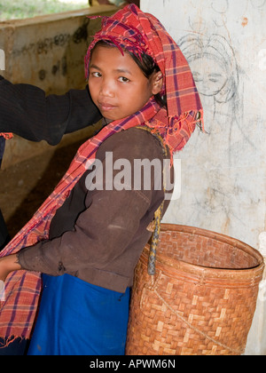 Pa-O Mädchen mit ihrem Körbchen ausruhen von der Arbeit am Inle-See in Myanmar Stockfoto