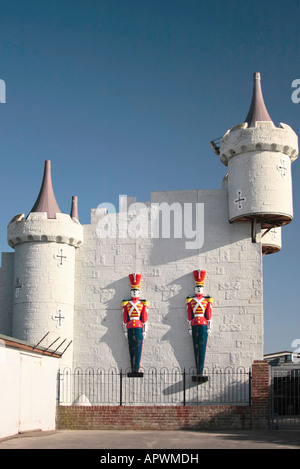 Außenansicht der Burg Slide Harbour Park, Littlehampton, West Sussex Stockfoto