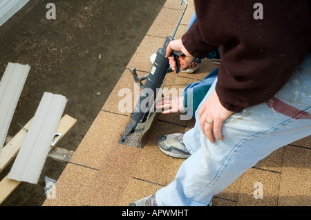 Bedachung Applying Teer unter Gürtelrose Stockfoto