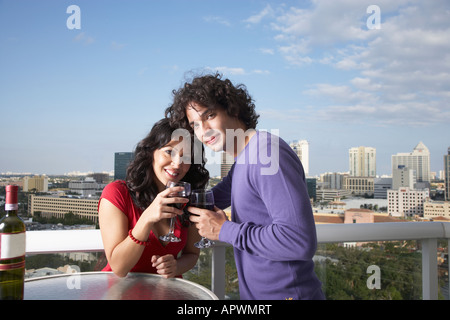 Hispanische paar Toasten auf Balkon Stockfoto