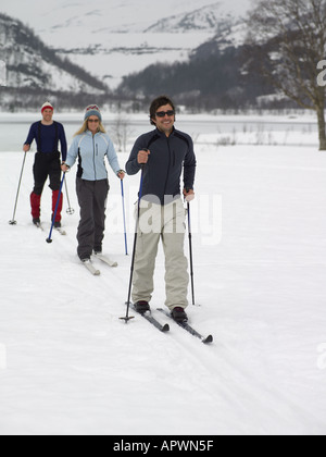Skifahrer, die durch den Schnee wandern Stockfoto