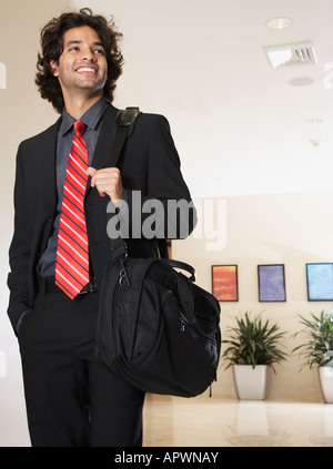 Hispano-Amerikaner Geschäftsmann Tragetasche Stockfoto