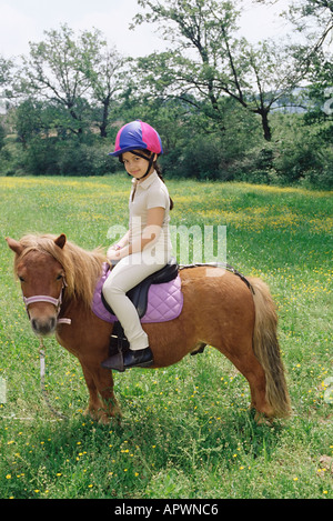 Mädchen auf einem pony Stockfoto