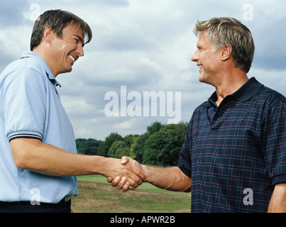 Golfer, die Hände schütteln Stockfoto