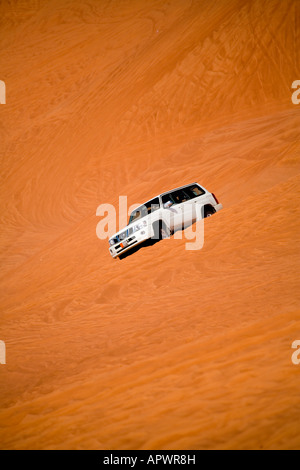 Dune Bashing in der Wüste am Big Red östlich von Dubai, Vereinigte Arabische Emirate Stockfoto