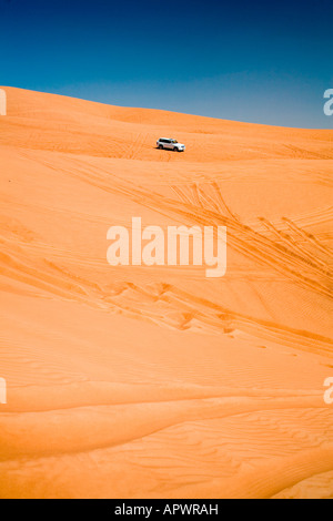 Dune Bashing in der Wüste am Big Red östlich von Dubai, Vereinigte Arabische Emirate Stockfoto