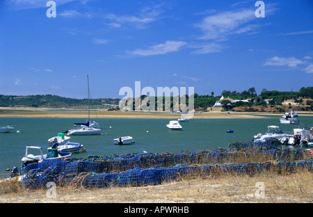 Hummer-Töpfe auf Strand und Alvor River Mündung, Algarve, Portugal Stockfoto