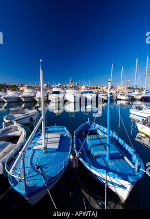 Kleine blaue Segelboote im Hafen von Alghero Sardinien Italien 2007 Stockfoto