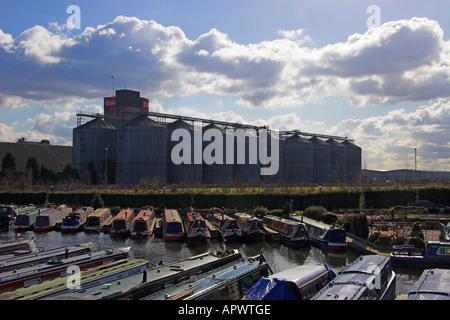 Shobnall Wharf an der Trent und Mersey Kanal und die Coors Brewery, Burton-Upon-Trent, Staffordshire, England Stockfoto