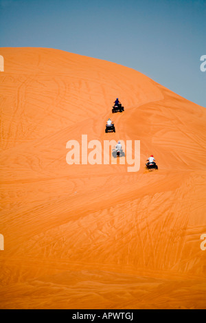 Quad fahren in der Wüste am Big Red östlich von Dubai, Vereinigte Arabische Emirate Stockfoto