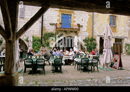 Monpazier, Dordogne, Frankreich. Restaurant am Hauptplatz der mittelalterlichen Bastide Stadt Stockfoto