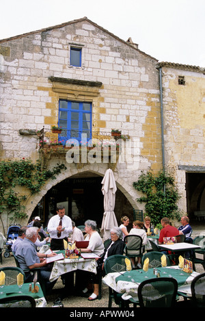 Monpazier, Dordogne, Frankreich. Restaurant am Hauptplatz der mittelalterlichen Bastide Stadt Stockfoto