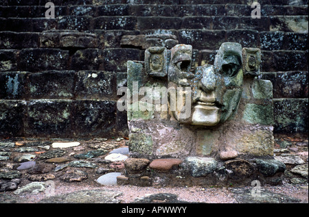 Stein-Köpfe am Fuße des Tempels in Yaxchilan, eine Maya-Stadt im mexikanischen Dschungel. Stockfoto