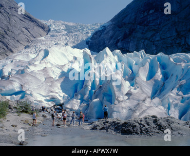 Schaulustige an der Schnauze vom Briksdal Gletscher, einem Arm des Jostedalsbreen, über Olden, Sogn og Fjordane, Norwegen. Stockfoto