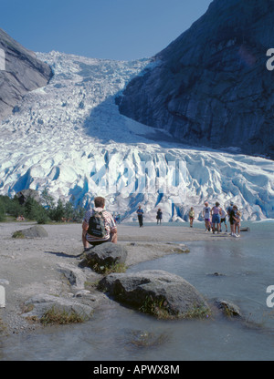 Schaulustige an der Schnauze vom Briksdal Gletscher ein Arm des Jostedalsbreen über Olden Sogn og Fjordane Norwegen Stockfoto