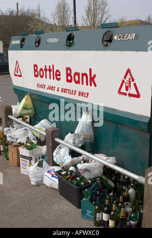 Flaschenbank Behälter mit Überlauf von Glas Stockfoto