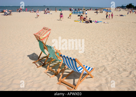 Liegestühle am Strand von Ryde Isle Of Wight, Großbritannien Stockfoto