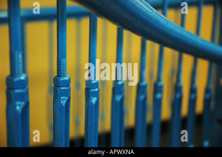 Blauen Geländer auf Treppe Stockfoto