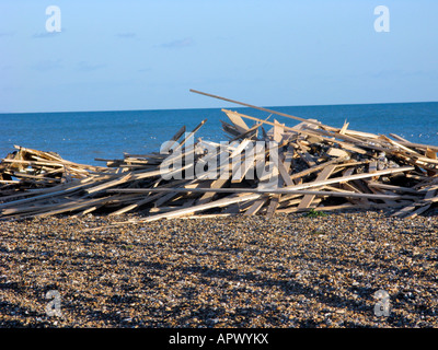 Holz an Land gespült an der Südküste am Goring Meer westlich von Worthing West Sussex von Striken Cargo Schiff der Eis-Prinz Stockfoto