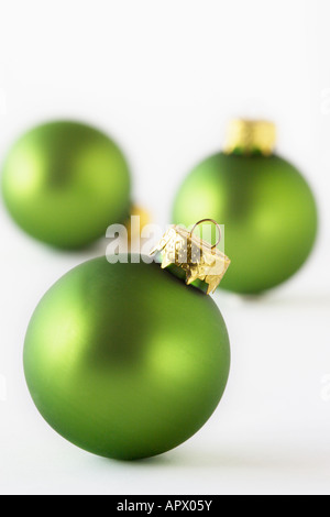 Drei grüne Christbaumkugeln Nahaufnahme Stockfoto