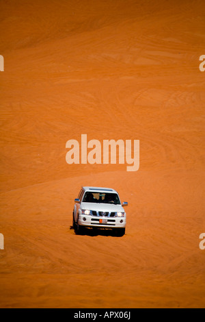 Dune Bashing in der Wüste am Big Red östlich von Dubai, Vereinigte Arabische Emirate Stockfoto