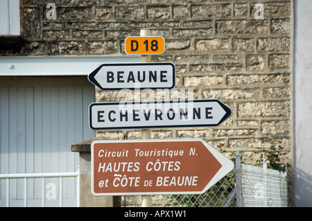 Route-Schild an der D18 in Pernand Vergelesses, Burgund, Frankreich Stockfoto