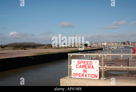 Melden Sie sich am Fluss Arun, Littlehampton Warnung vor Radarkameras in Betrieb Stockfoto