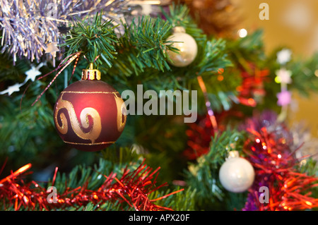 Weihnachtsschmuck - Christbaumkugel Baumschmuck mit Lametta Stockfoto