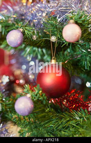 Weihnachtsschmuck mit Lametta und Rote Christbaumkugel Stockfoto