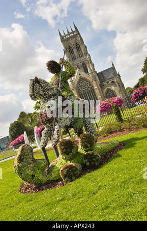 Formschnitt floralen Darstellung von St. George und der Drache außerhalb des Münsters in Doncaster, South Yorkshire, Großbritannien Stockfoto