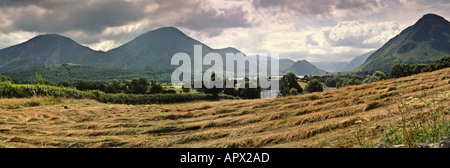 Crummock Wasser aus Lorton Valley The Lake District England UK mit St. Bartholomews Church in der verdichtet Stockfoto