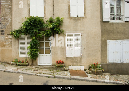 Fensterläden und Tür auf mittelalterliche Gebäude in Vezelay, Burgund, Frankreich Stockfoto