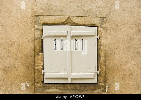 Fensterläden auf mittelalterliche Gebäude in Vezelay, Burgund, Frankreich Stockfoto