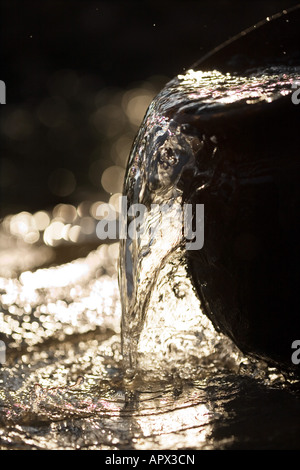 Füllen eine indische Tontopf mit sauberem Süßwasser eine Handpumpe Wasser in der indischen Landschaft. Andhra Pradesh, Indien Stockfoto