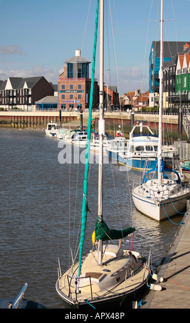 Fluss Arun in Littlehampton, West Sussex, UK. Aussehen und Sea Centre ist im Hintergrund Stockfoto