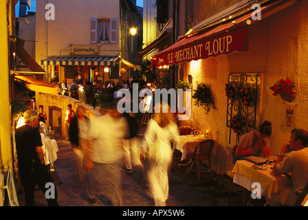 Restaurants im Abendlicht, Rue St. Antoine, alte Stadt von Le Suquet in Cannes, Côte D' Azur, Frankreich Stockfoto