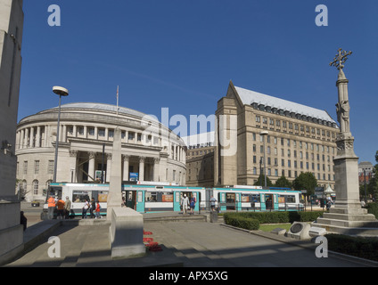 England Manchester St Peter s Quadrat der Zentralbibliothek Kriegerdenkmal und eine Metrolink Zug Stockfoto