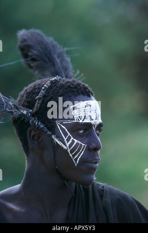 Junge Massai Tribesman mit traditionellen Gesichts Malerei, Tansania, Afrika Stockfoto