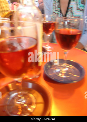 Getränke - Glas Wein & Bier am Stehtisch Stockfoto