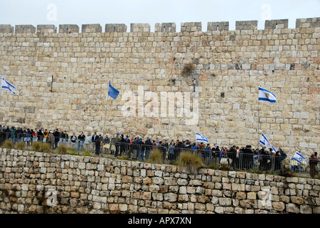 Jüdische Demonstranten bilden Menschenkette um die Mauern der alten Stadt in Jerusalem Israel protestieren von US-Praesident Bush den Frieden im Nahen Osten Angebot Stockfoto