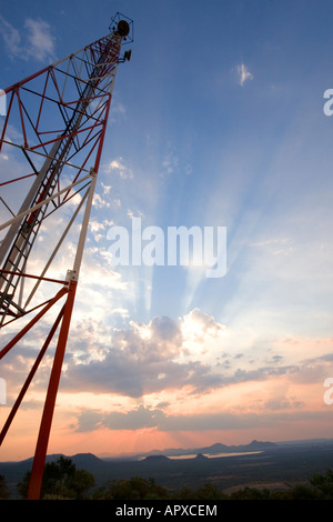 Sonnenuntergang über Gaborone Dam von der Spitze eines Hügels mit einem Telekom-Turm im Vordergrund Stockfoto