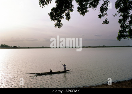 Einbaum auf dem Niger bei Sonnenuntergang Stockfoto